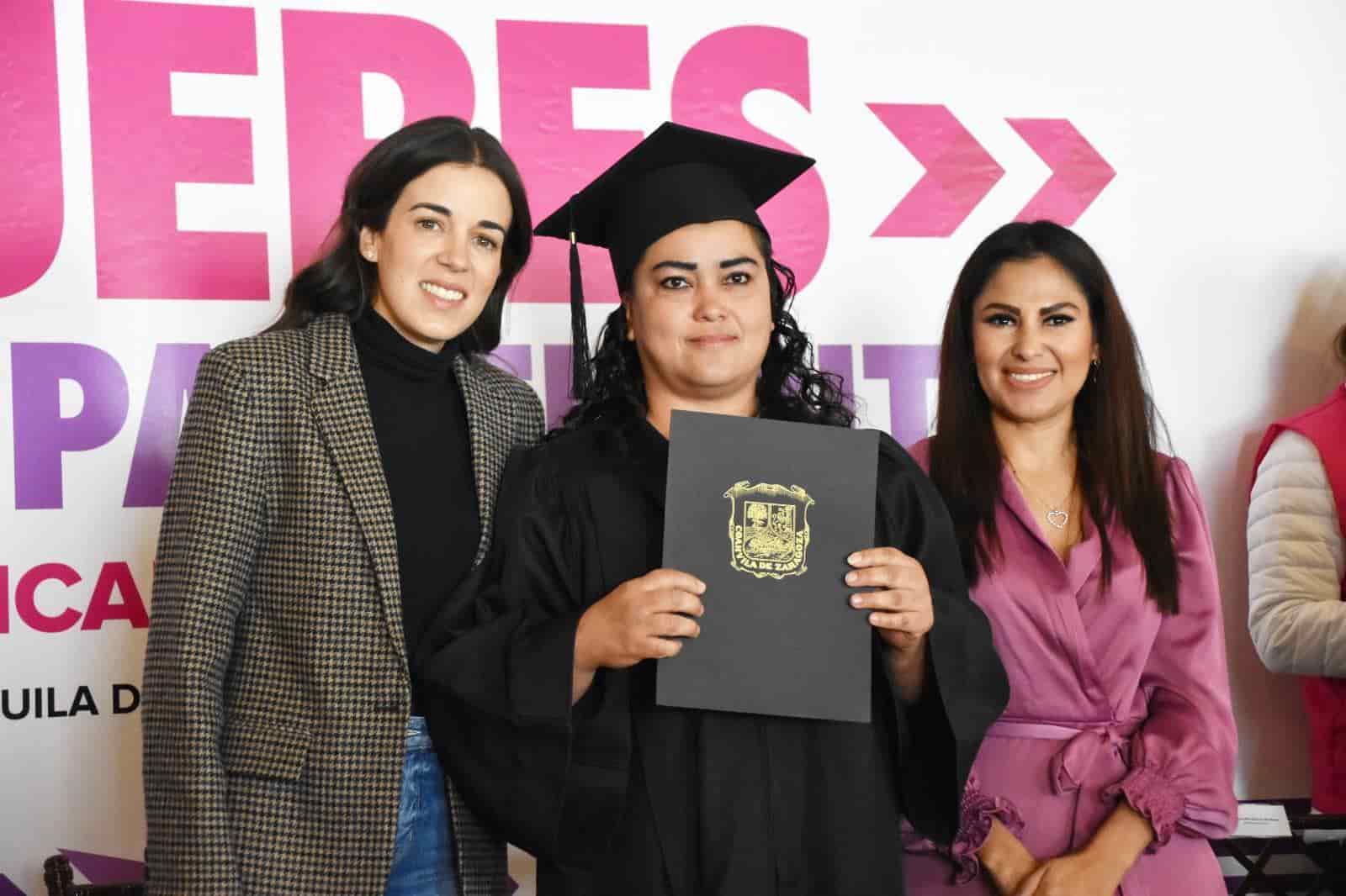 Entrega Paola Rodriguez certificados a mujeres