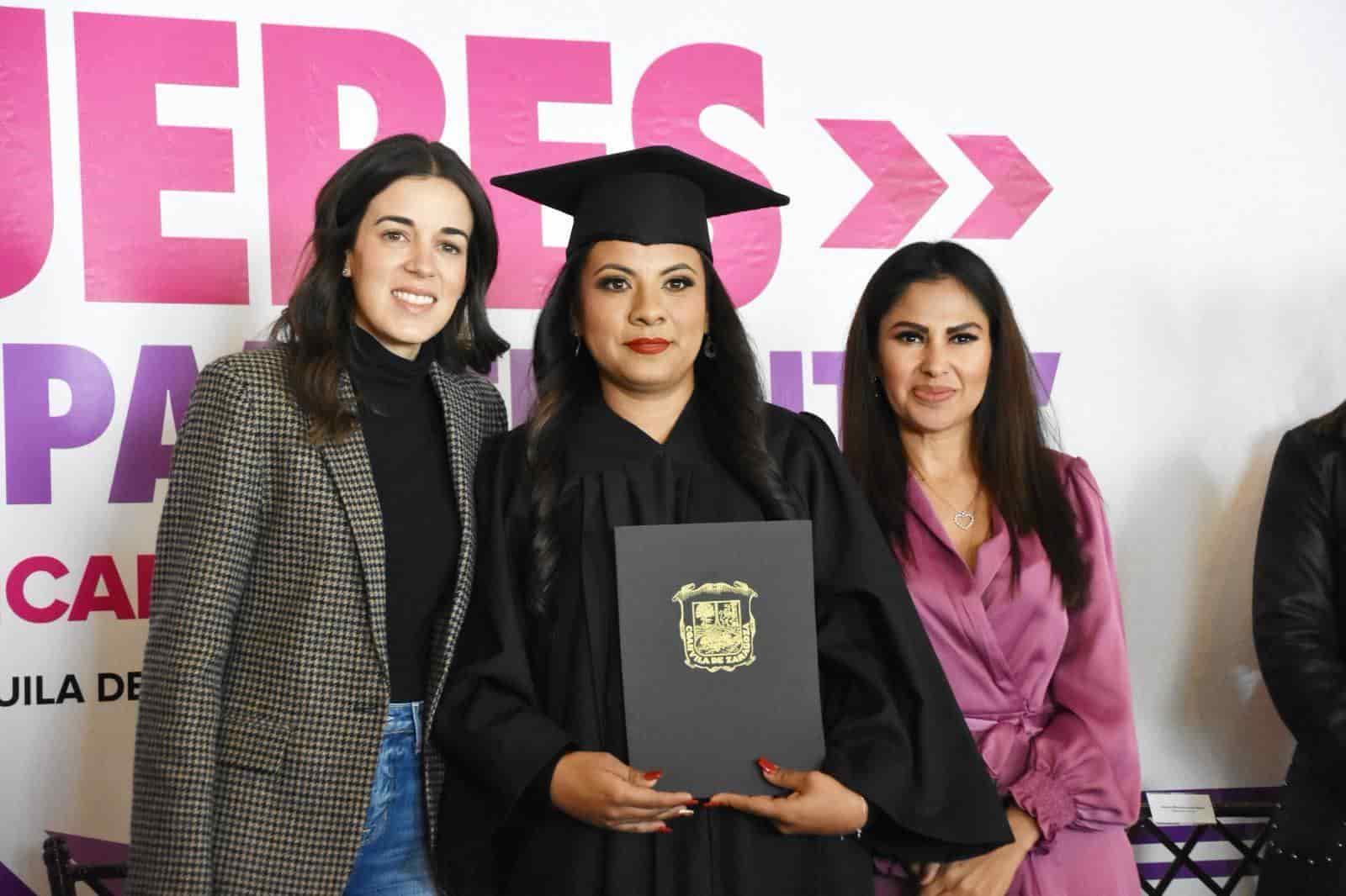 Entrega Paola Rodriguez certificados a mujeres