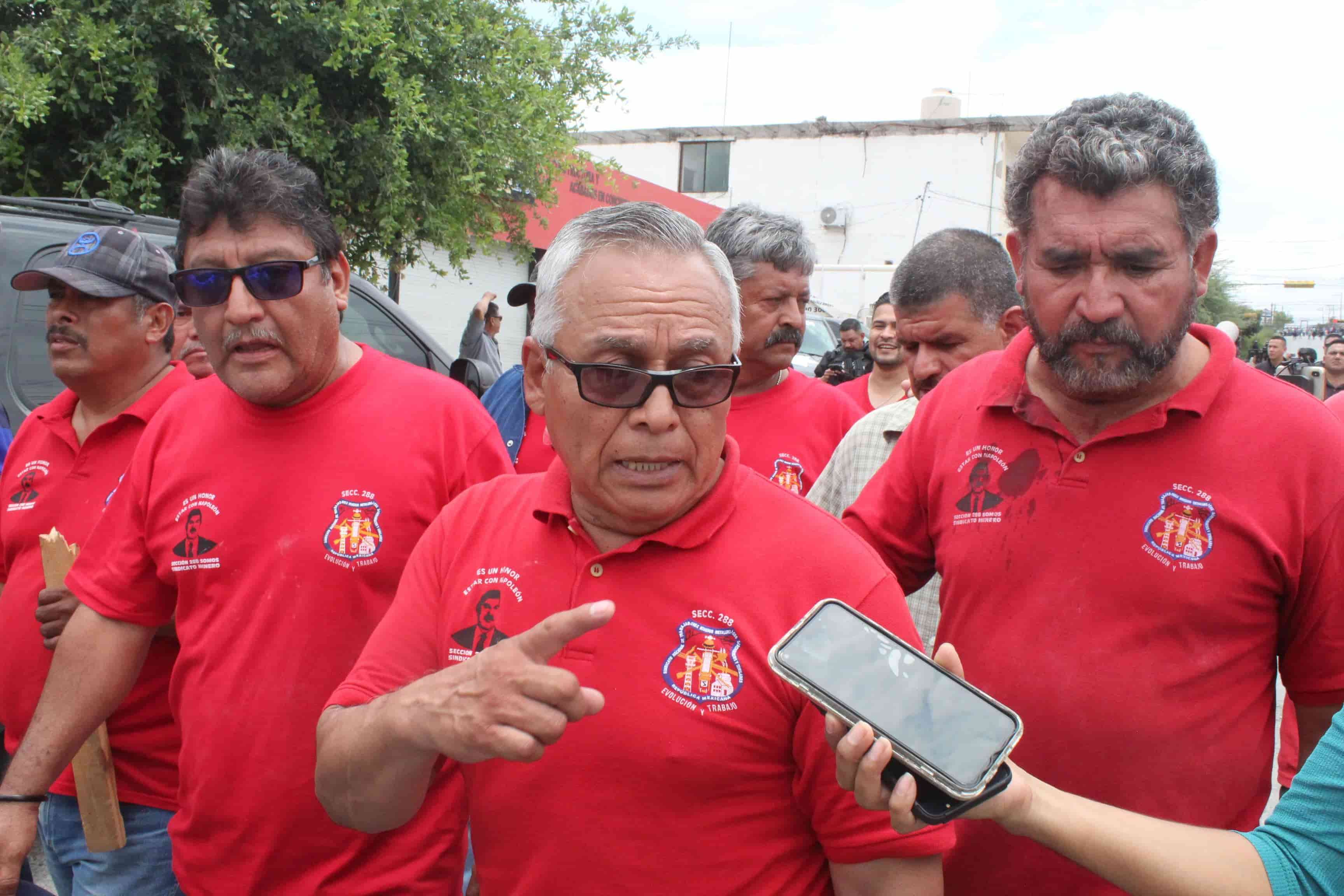 Sale de la empresa Jesús Flores, quien se decía Secretario General de la Sección 288 del Sindicato Minero.