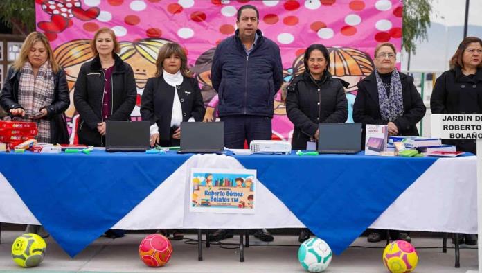 Entregan apoyos a Jardín de Niños