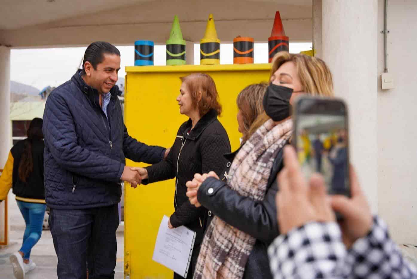 Entregan apoyos a Jardín de Niños