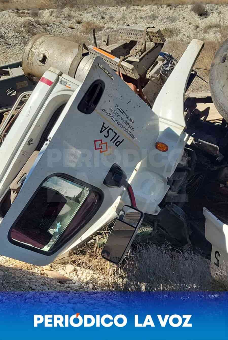 APARATOSA VOLCADURA de un trailer en el tramo Zaragoza-Acuña