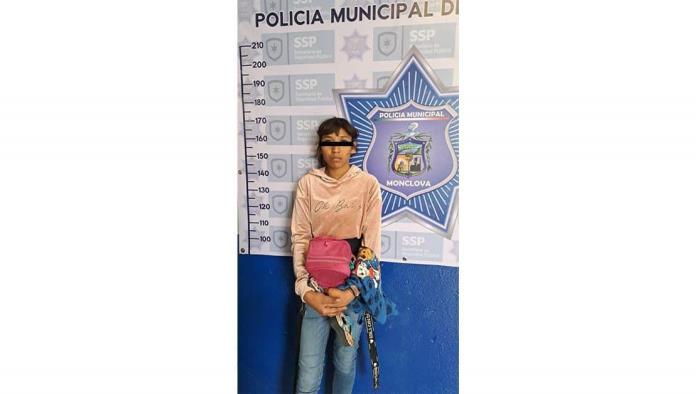 Arrestan a mujeres por drogarse en la calle