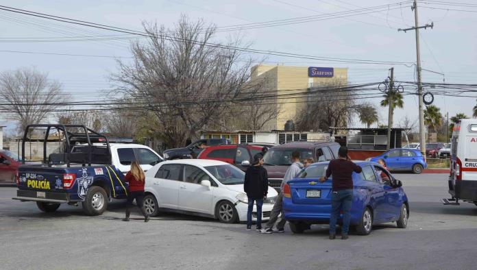 Acaba en el hospital al causar accidente