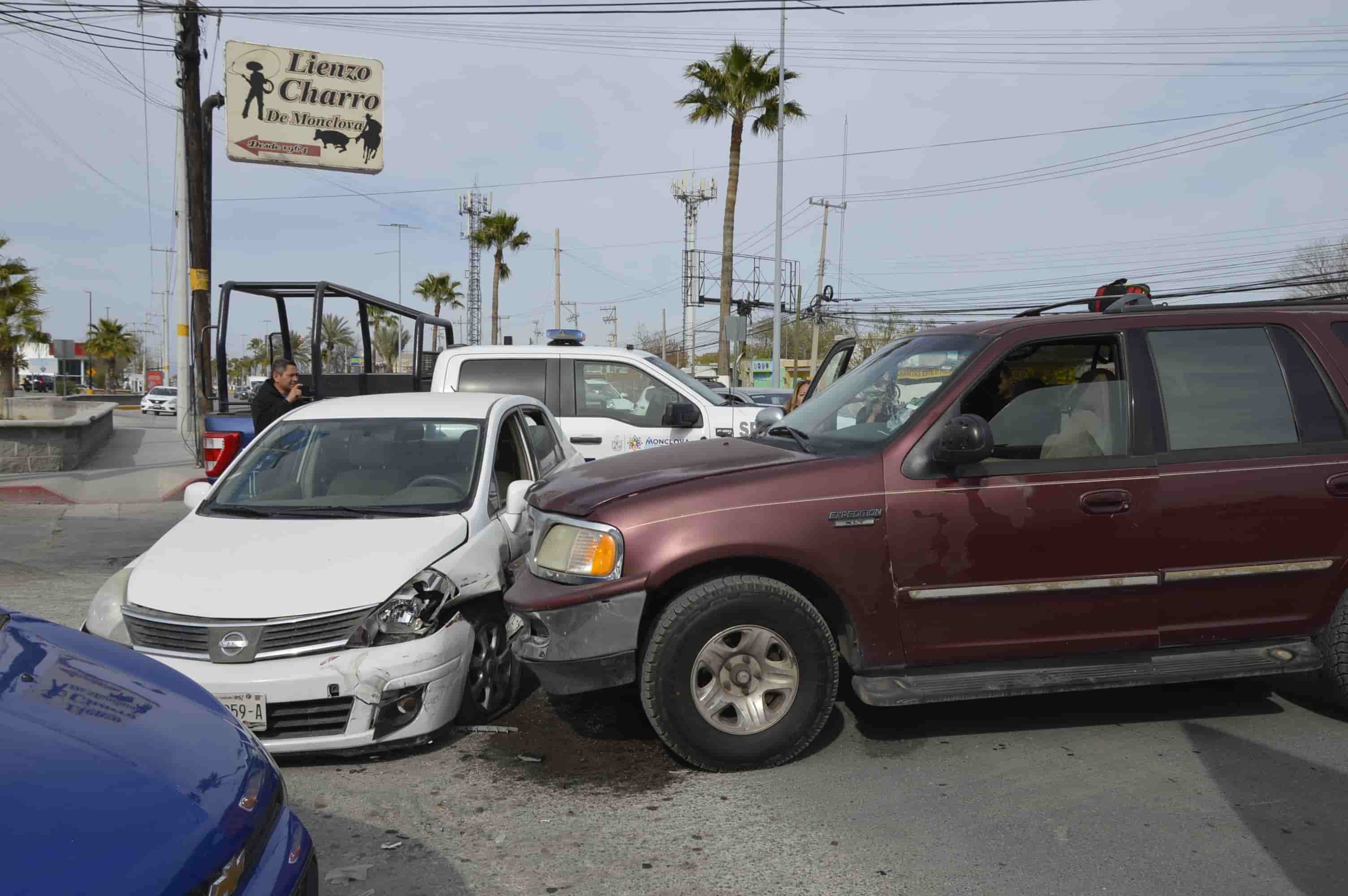 Acaba en el hospital al causar accidente