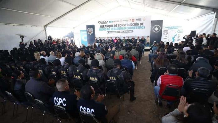 Inicia Manolo construcción de arcos de seguridad