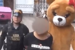 Policía vestido de oso detiene a mujer traficante en Perú