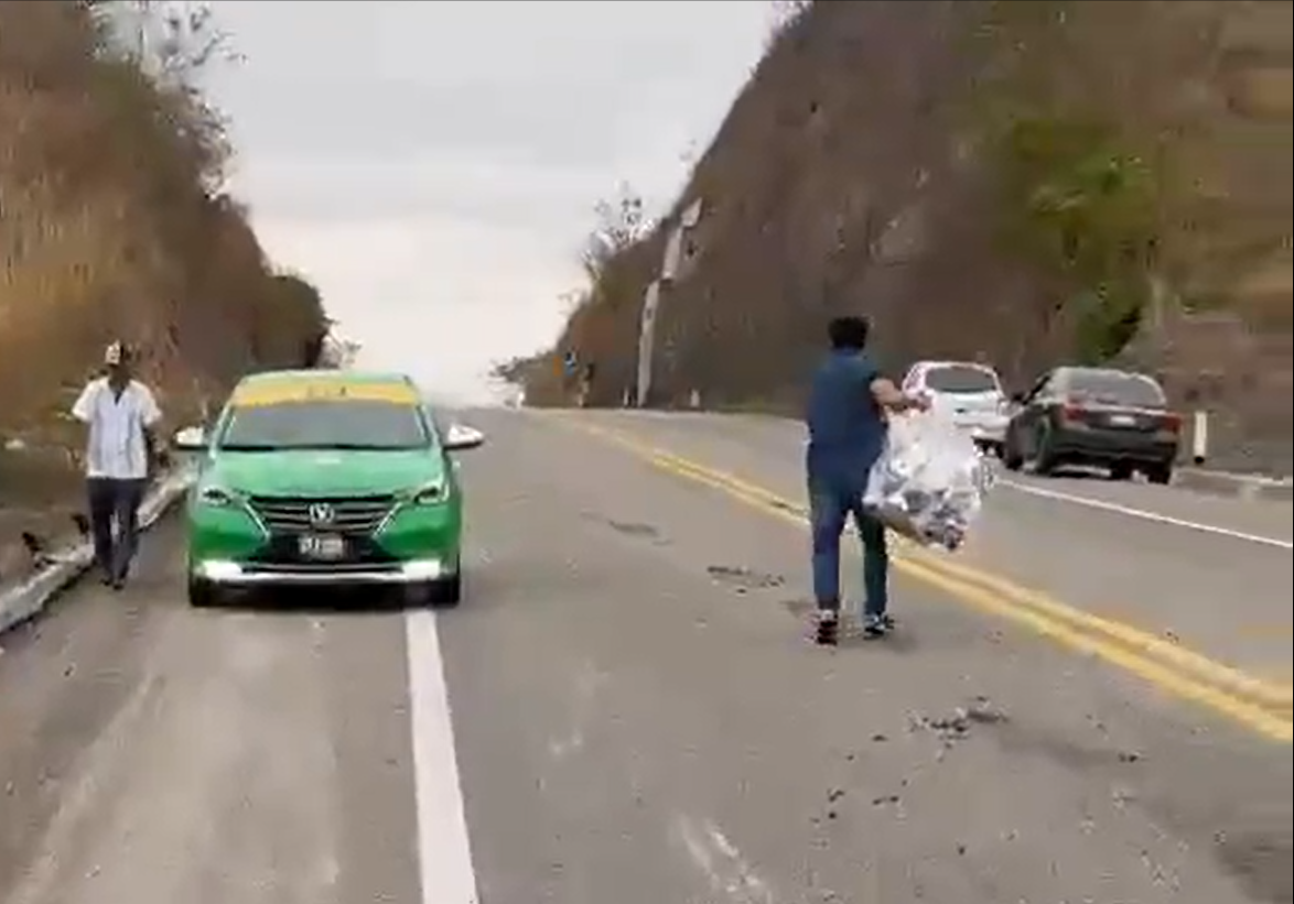 ¡In fraganti!; Captan a funcionario de Chiapas robando un camión accidentado