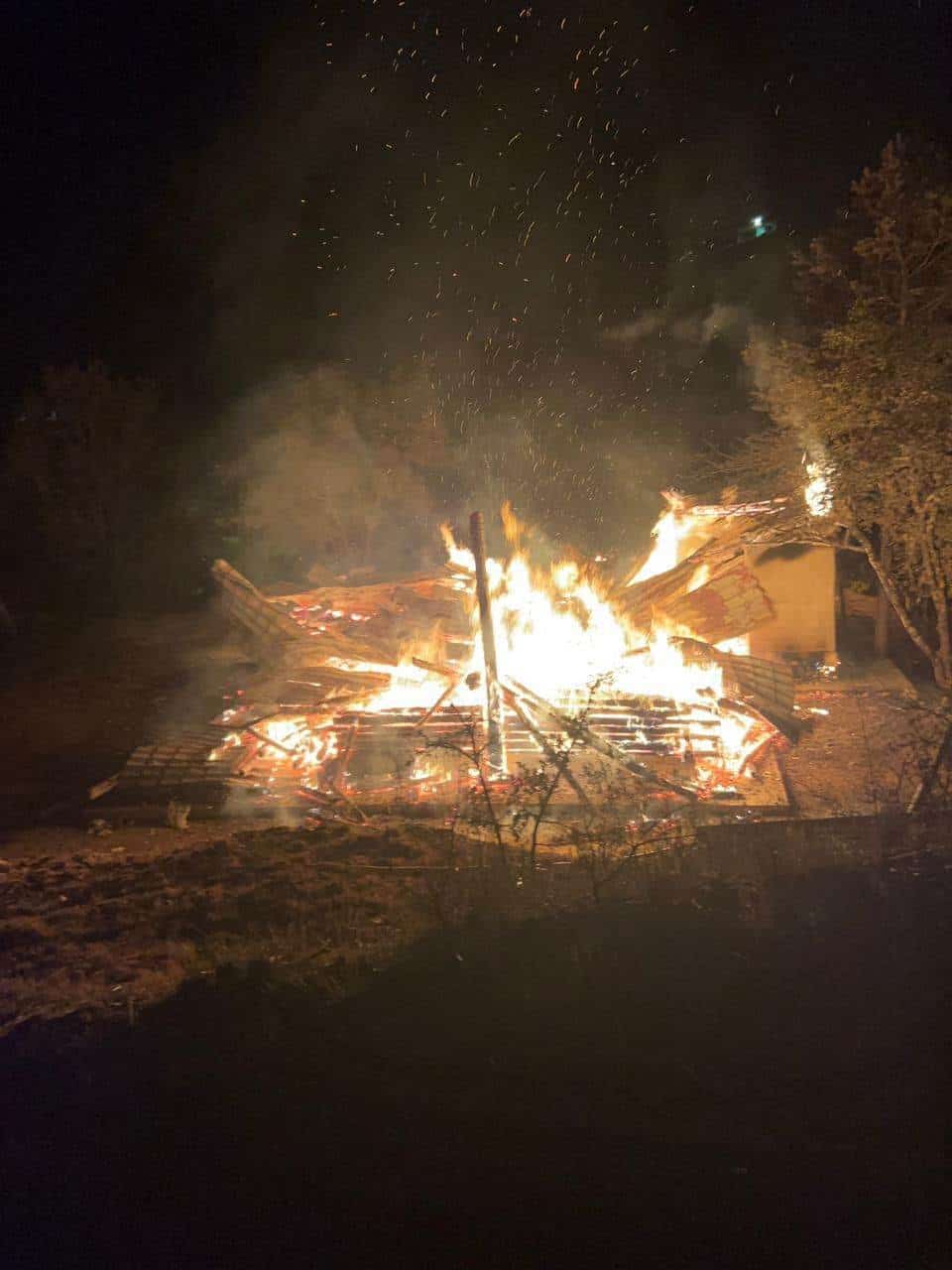 Se incendia cabaña en Arteaga 