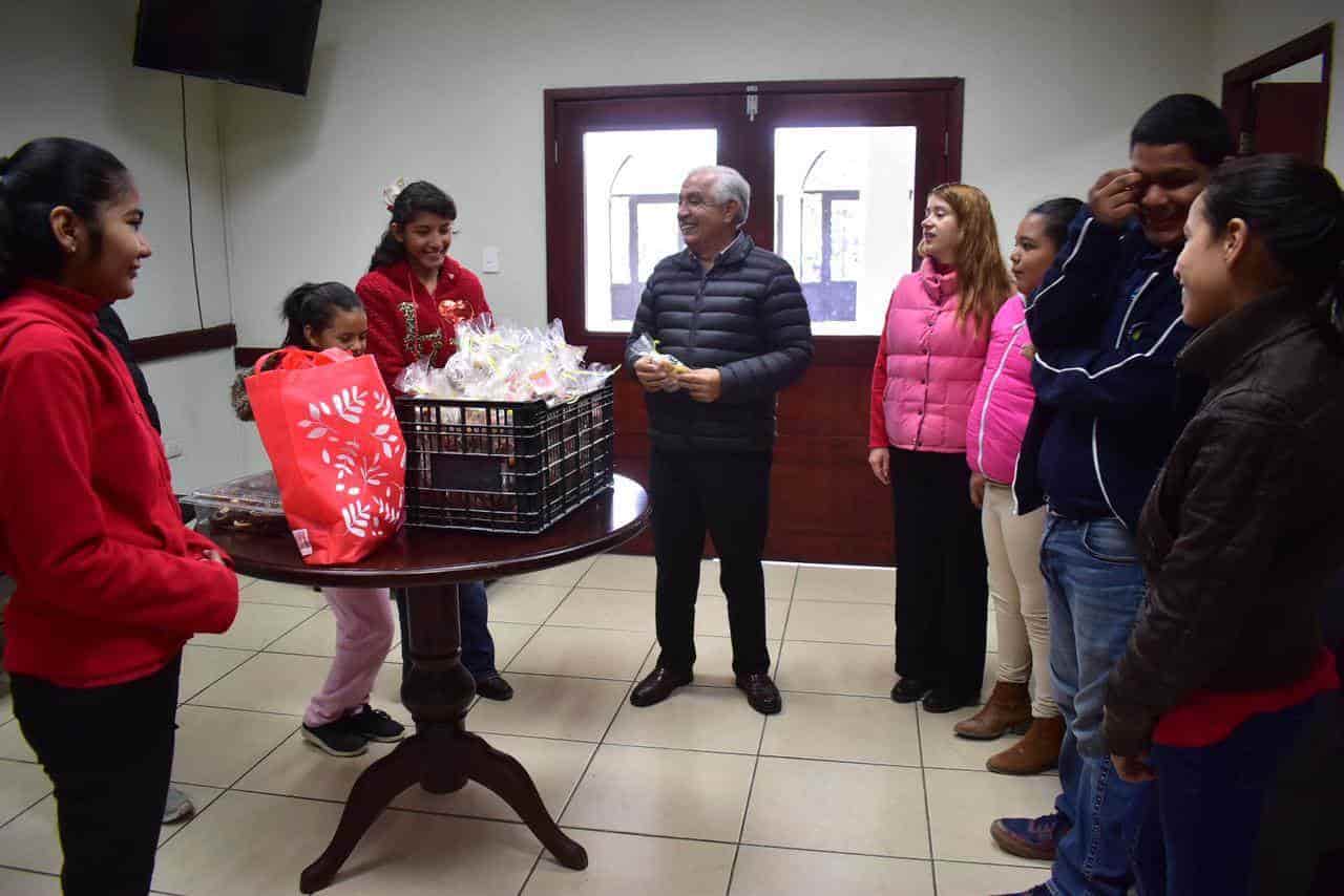 Apoya Hugo a alumnos de CAM