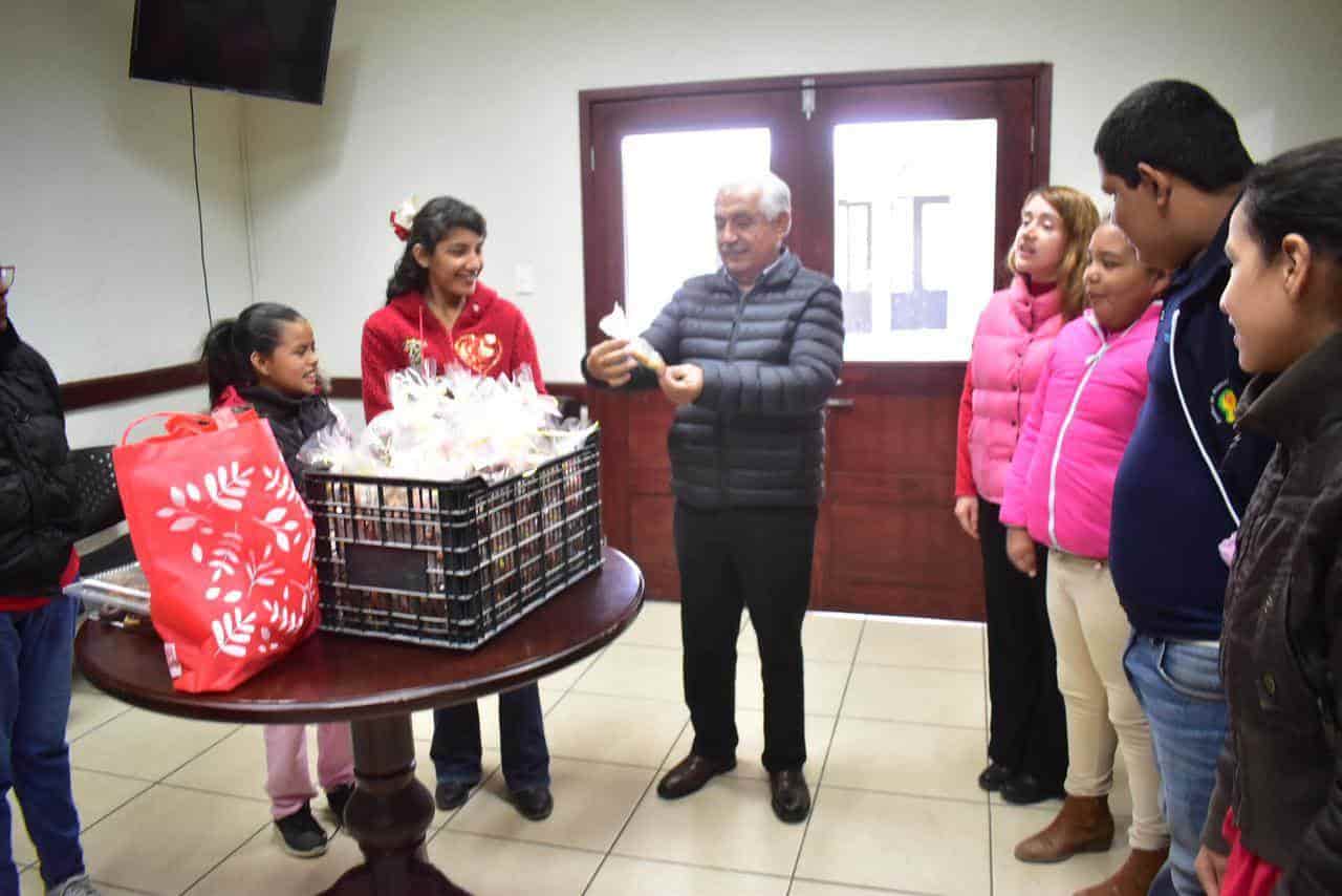 Apoya Hugo a alumnos de CAM