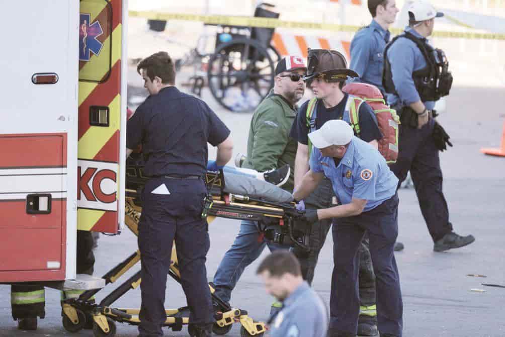 Paramédicos atienden a una mujer herida durante el tiroteo.