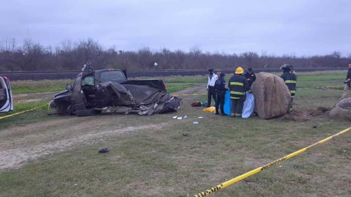 MUERE EN VOLCADURA trabajador que iba en la caja de una pick up; hay más lesionados MUERE EN VOLCADURA trabajador que iba en la caja de una pick up; hay más lesionados