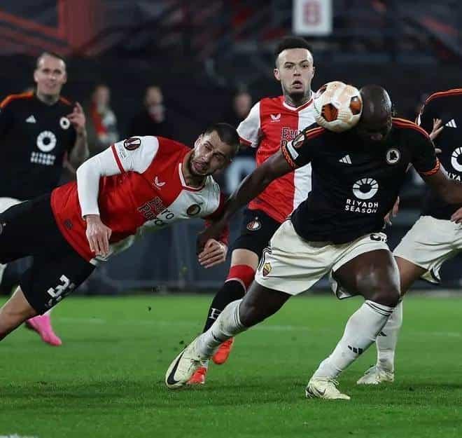 Feyenoord y Santi Giménez no logran vencer a la Roma en Europa League