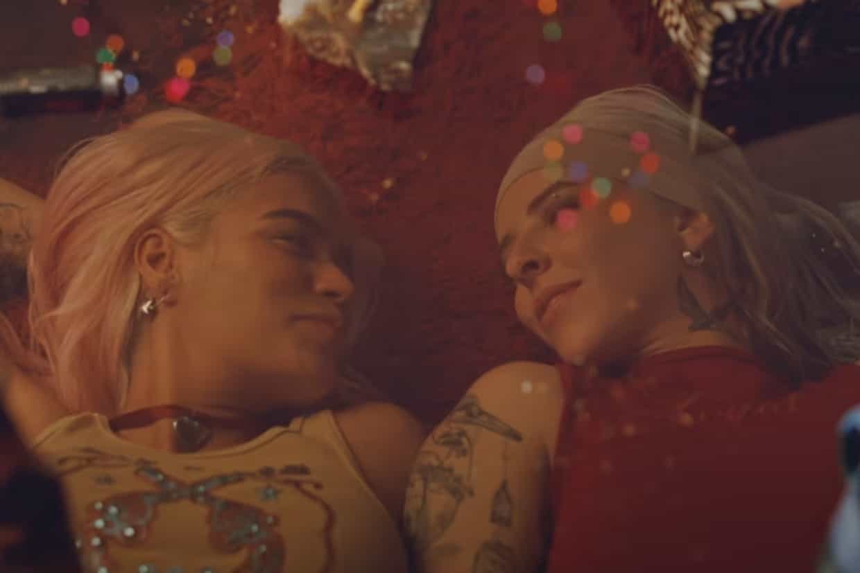 Karol G estrena un video musical en el que protagoniza un romance con Young Miko