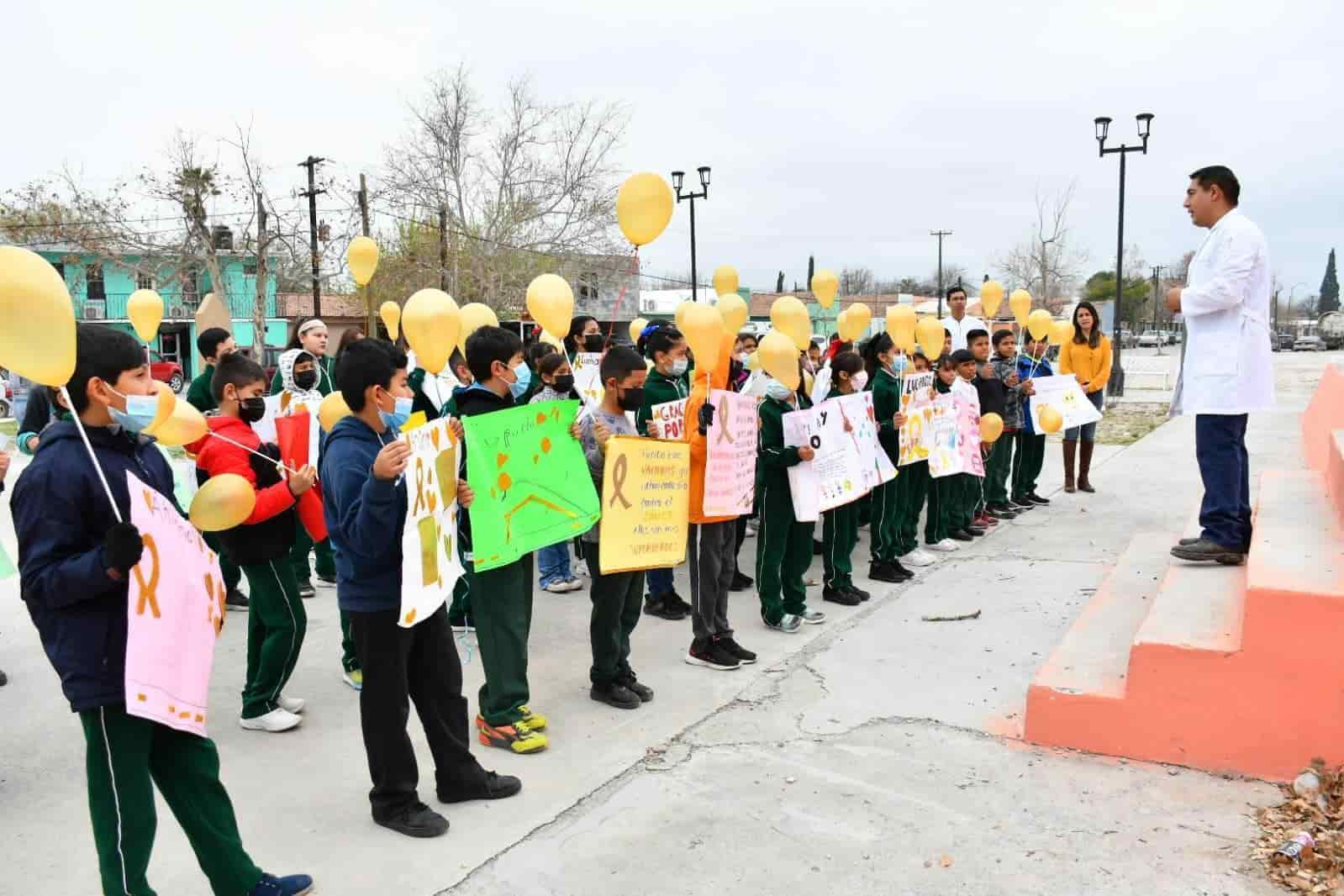 Estudiantes realizan caminata en conmemoración el Día contra el Cáncer Infantil