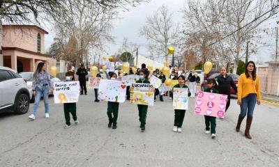 Estudiantes realizan caminata en conmemoración el Día contra el Cáncer Infantil