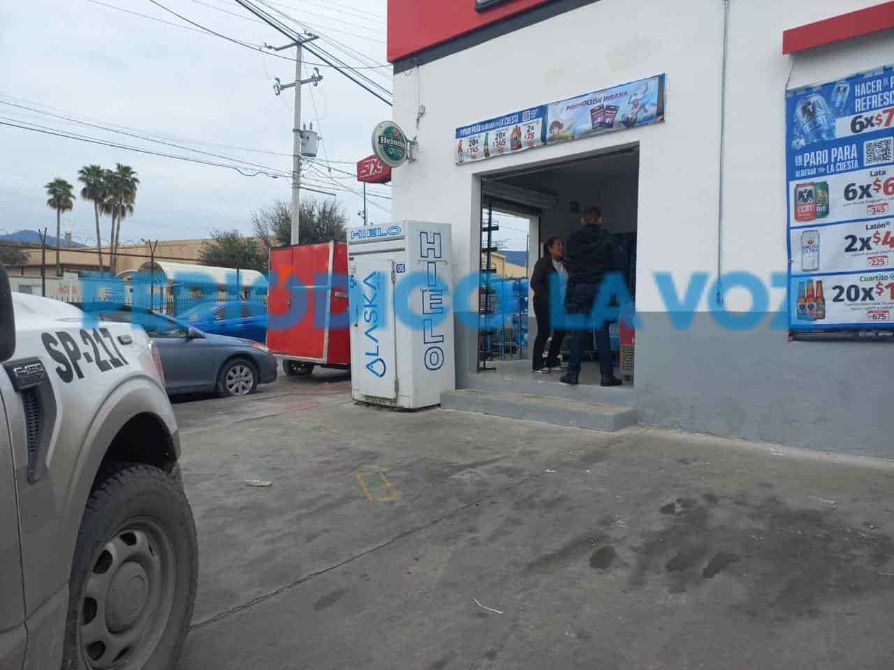 Atacan a cajera de expendio de alcohol: Sujeto armado roba $4000