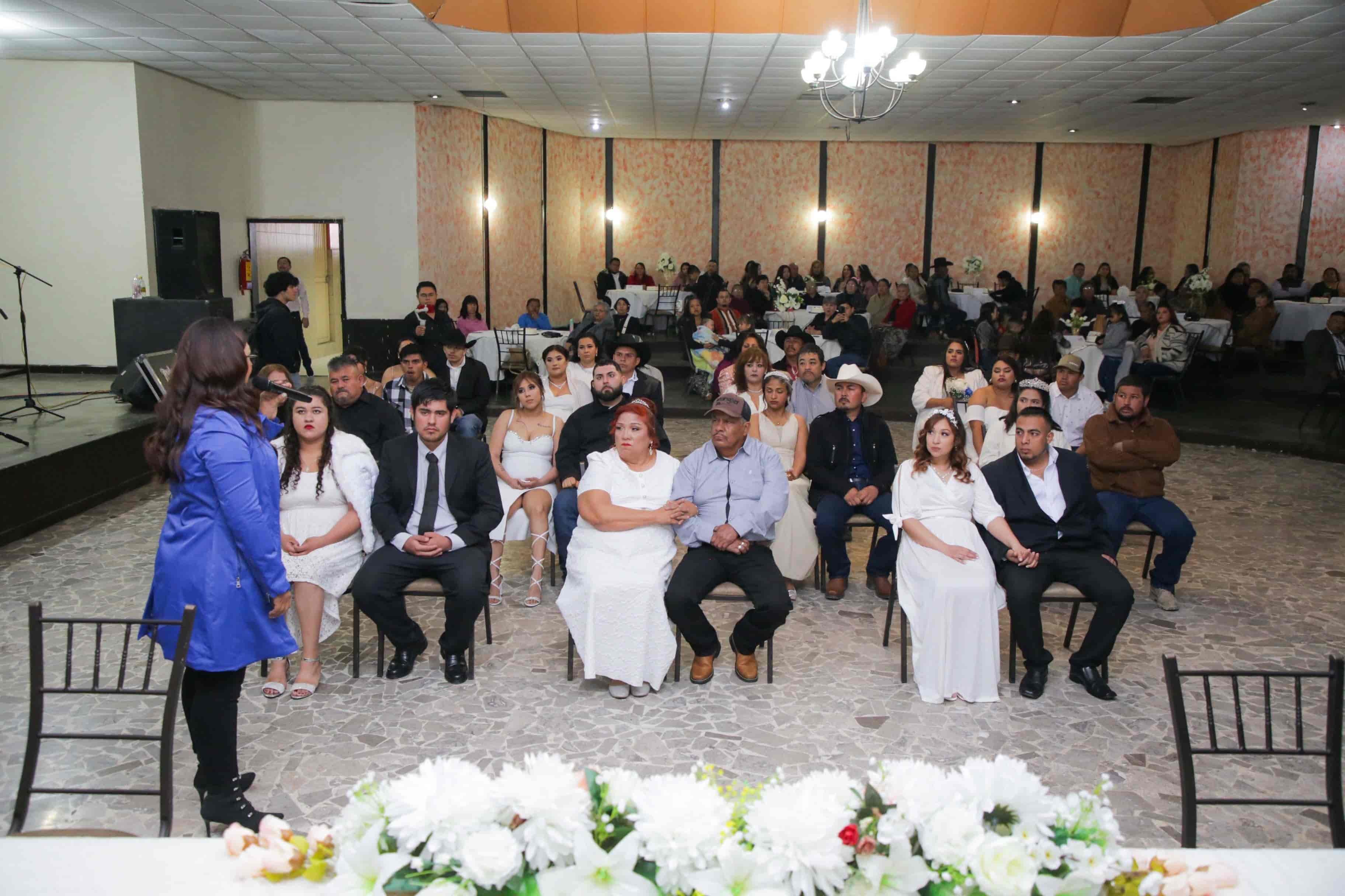 Se casan 15 parejas en bodas comunitarias