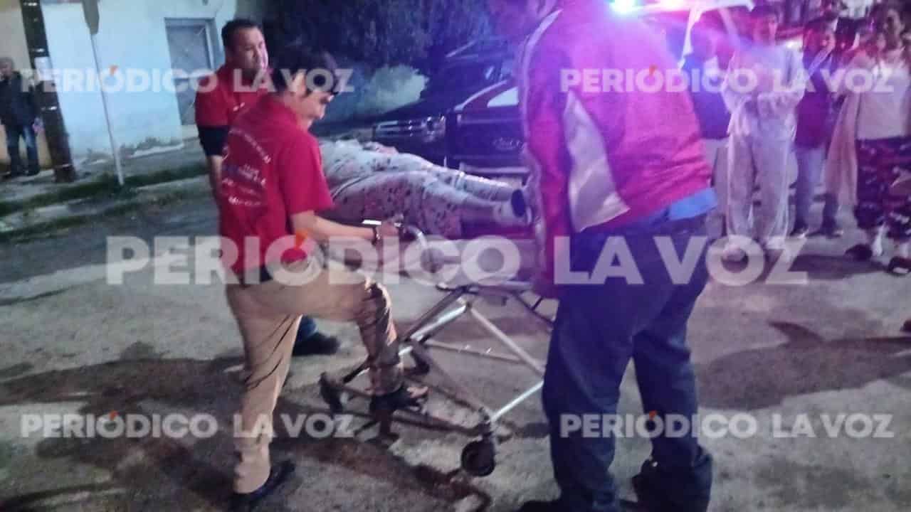 Socorristas del GRUM, brindaron primeros auxilios a Liliana quien  fue atropellada.