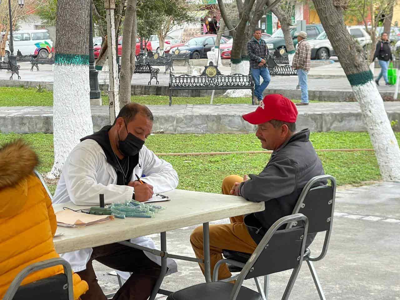 Realizan jornada  de salud en la plaza