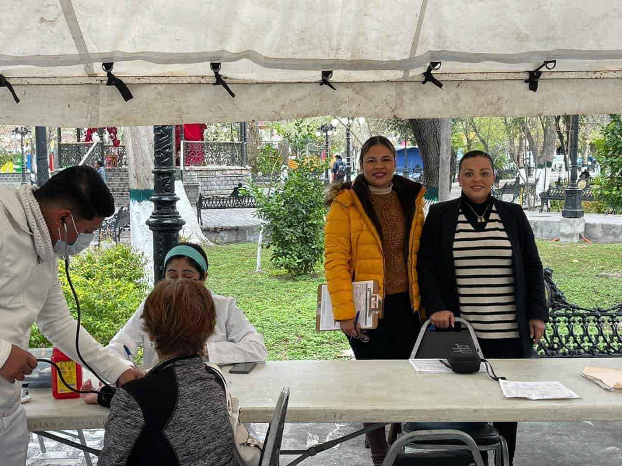 Realizan jornada  de salud en la plaza