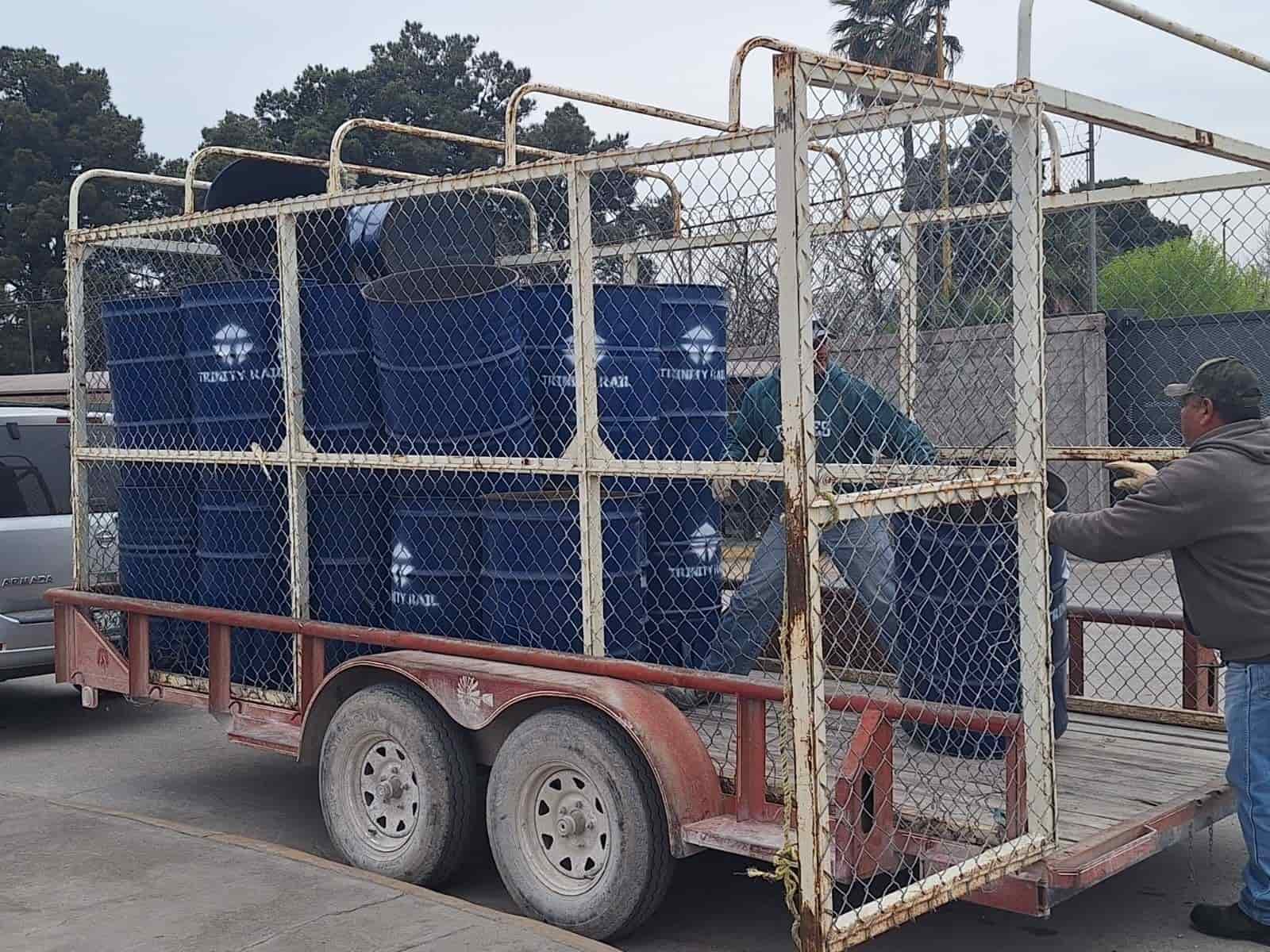 Dona  Trinity Rail tambos de basura