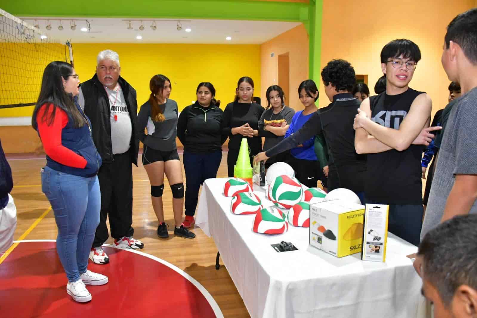 Donan material deportivo a jóvenes de la Escuelita de Voleibol de Nava