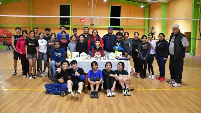 Donan material deportivo a jóvenes de la Escuelita de Voleibol de Nava