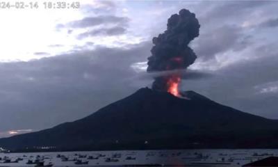 Captan erupción del volcán Sakurajima de Japón