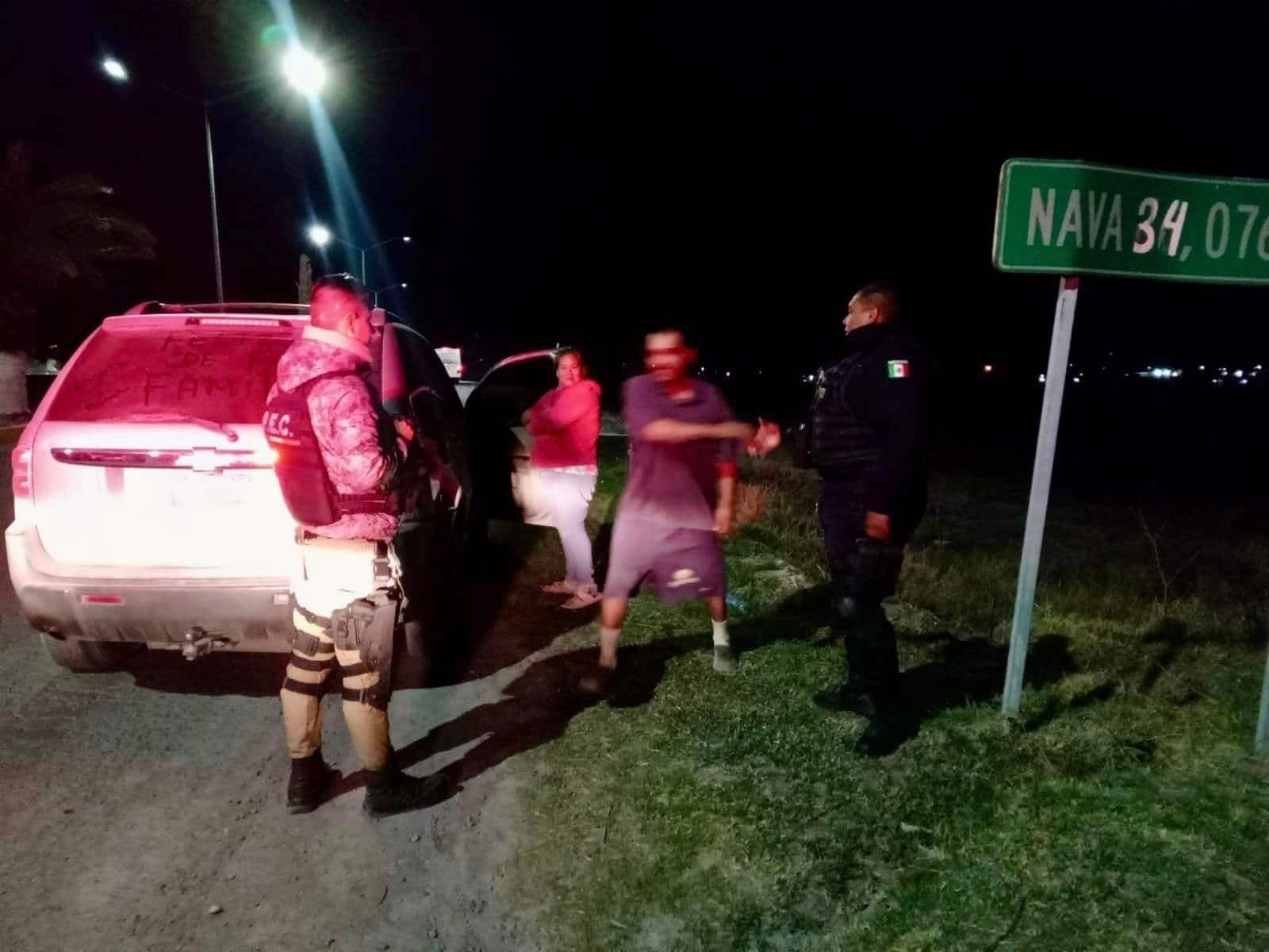 Policías de Nava apoyan a ciudadanos varados en carretera 