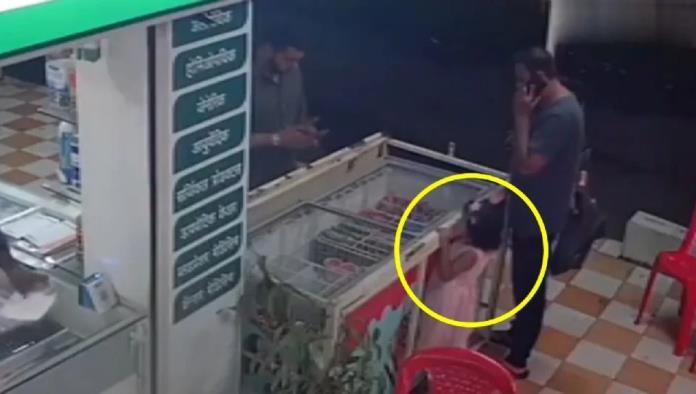 VIDEO Muere niña electrocutada al tocar congelador en paletería