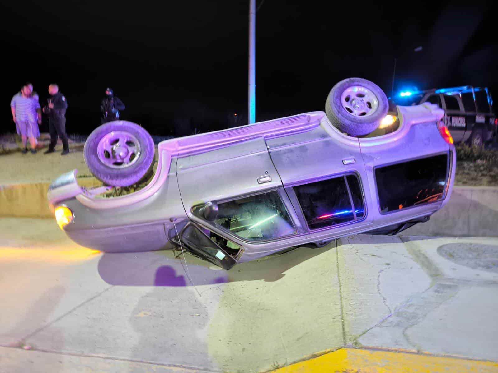 Mujer pierde el control y VUELCA SU CAMIONETA