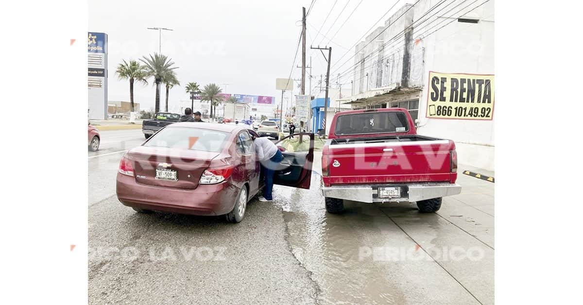 El conductor del sedán Chevrolet Aveo resultó afectado.