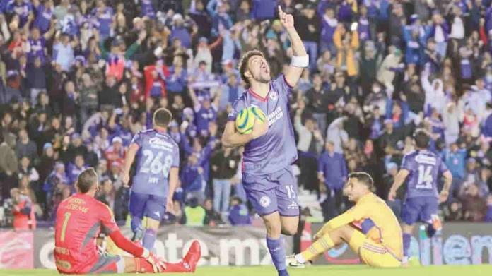 Cruz Azul derrota a Tigres y toma el liderato del futbol mexicano Cruz Azul derrota a Tigres y toma el liderato del futbol mexicano