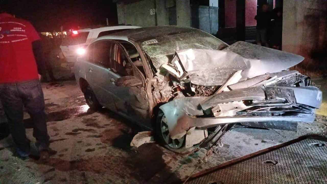 El chofer del automóvil Saturno, se estrelló contra los vehículos estáticos.