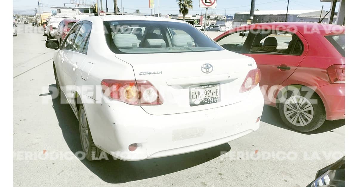 La conductora del automóvil Toyota Corolla, resulto con dalos en la parte posterior del coche.