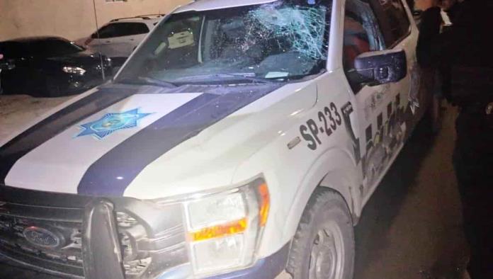 Denuncian a sujetos por golpear a policía