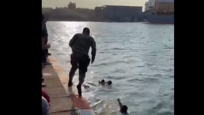 Elementos de la Policía Naval de la Marina salvan a bebé que cayó al mar