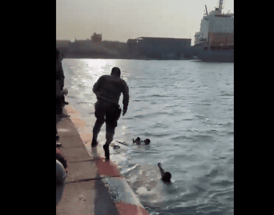 Elementos de la Policía Naval de la Marina salvan a bebé que cayó al mar
