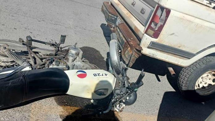 Le cierra el paso a motociclista
