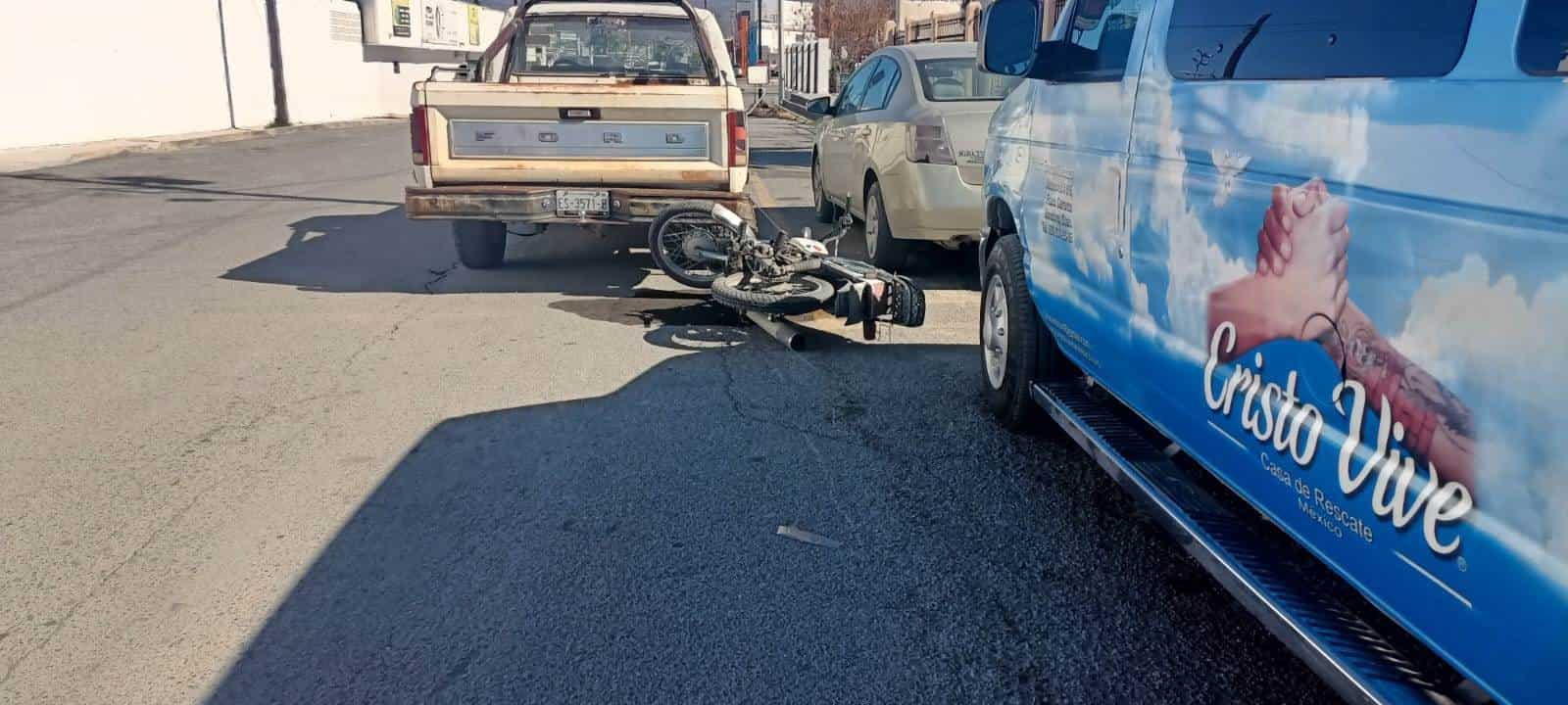 Le cierra el paso a motociclista