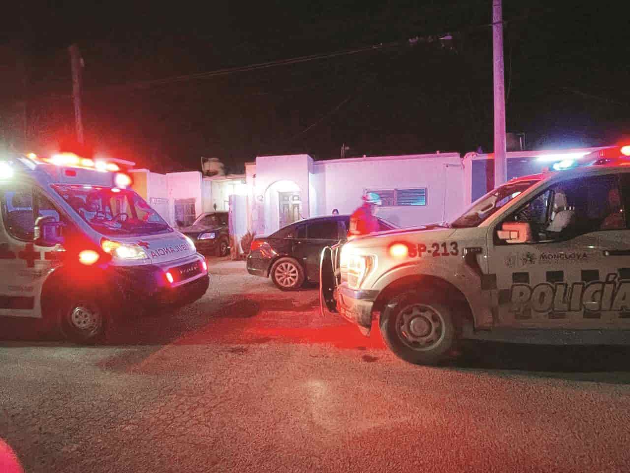 Reciben a policías con palos y piedras en Colinas