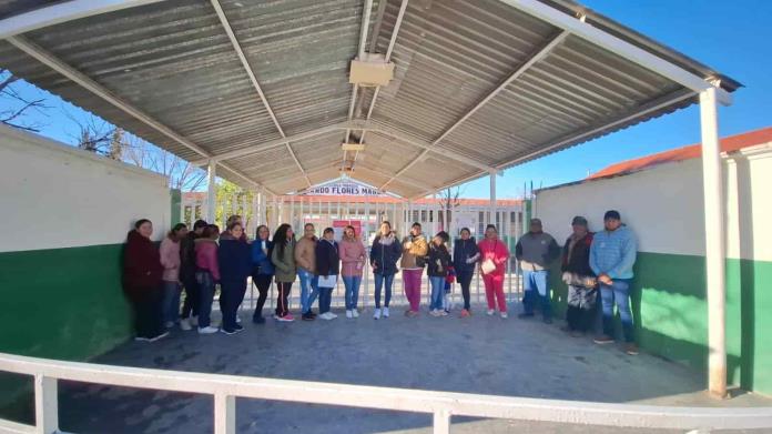 Toman escuela con candado y cadenas Toman escuela con candado y cadenas