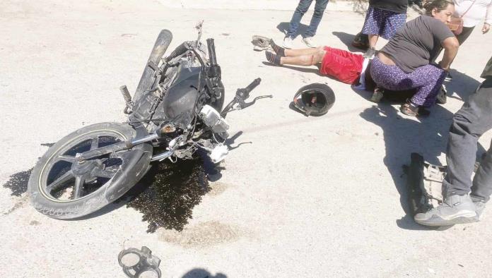 Motociclista se pasa señalamiento y choca