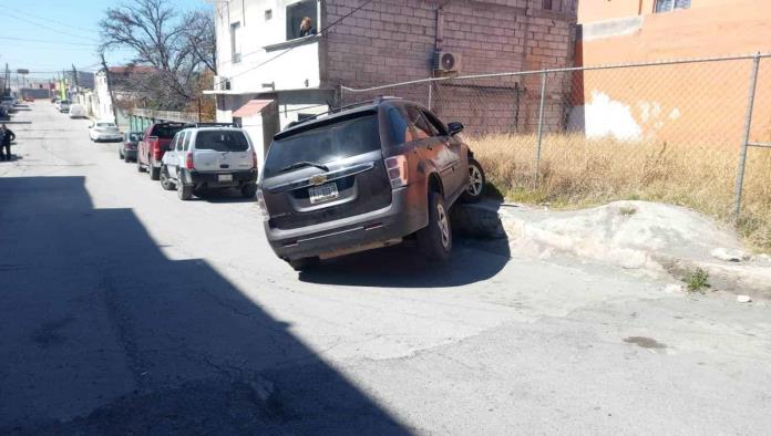 Causa choque y se trepa a banqueta