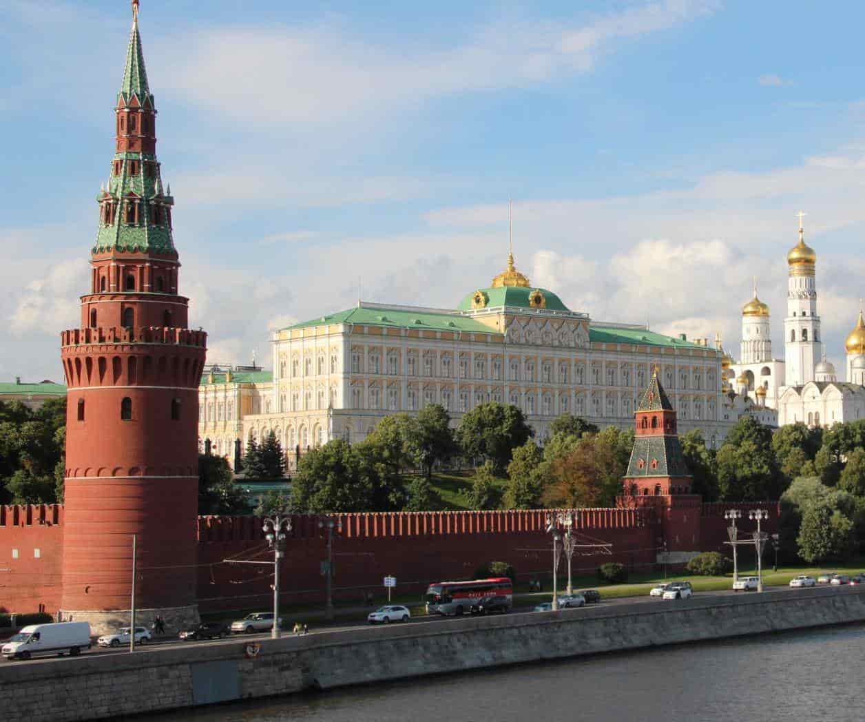 Rusia detiene a mujer americana por protestar contra la guerra en Estados Unidos