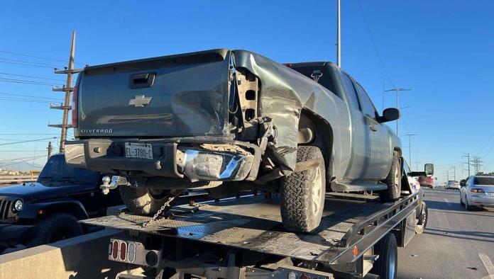 Arremanga camioneta en el puente de AHMSA