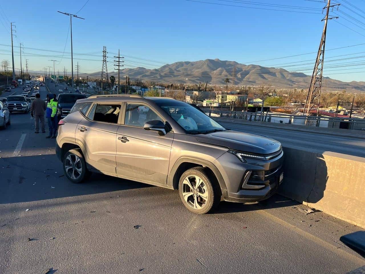 Arremanga camioneta en el puente de AHMSA