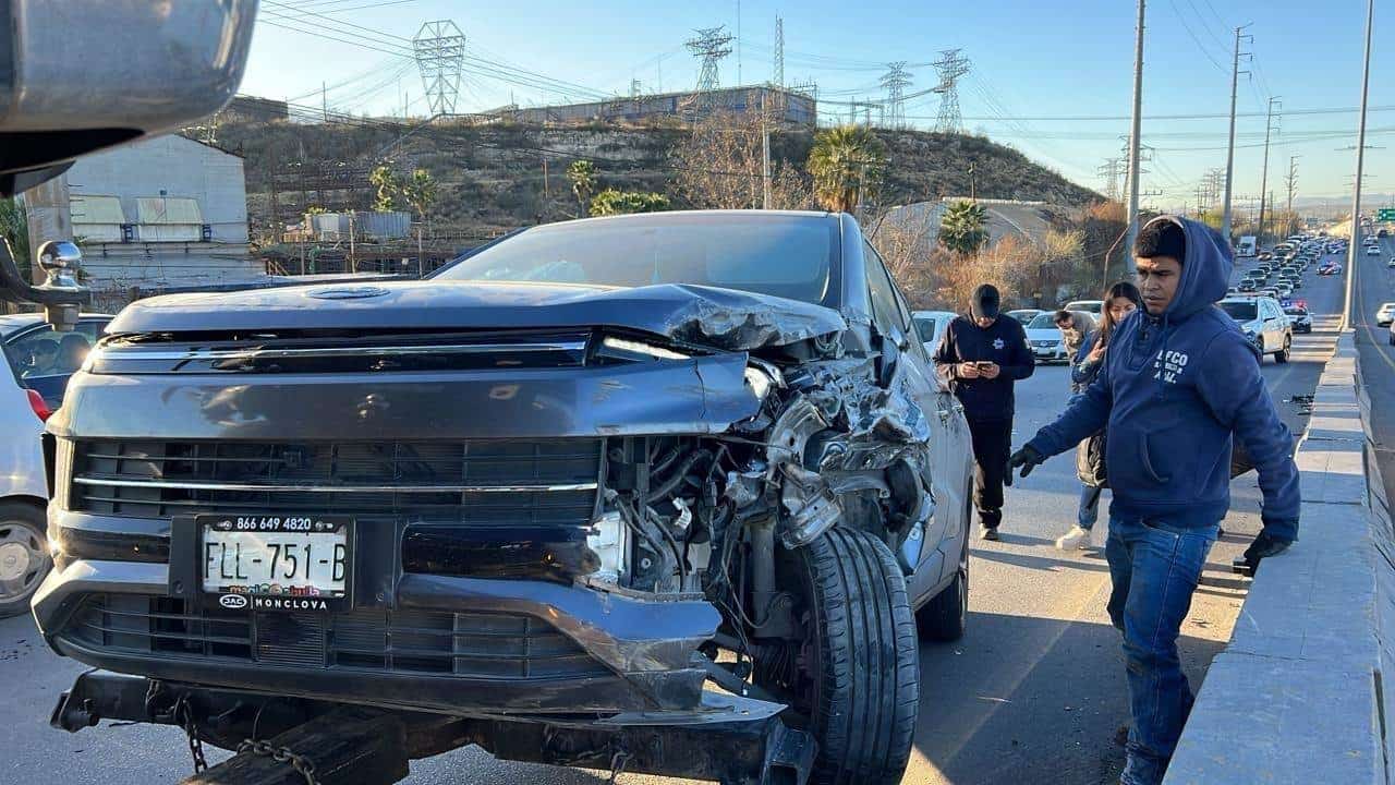 Arremanga camioneta en el puente de AHMSA